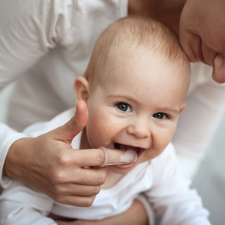Baby mit Mutter Baby beim Zahnen mit Massagen unterstützen